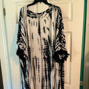 Wonderly black/white kimono with design on sleeves